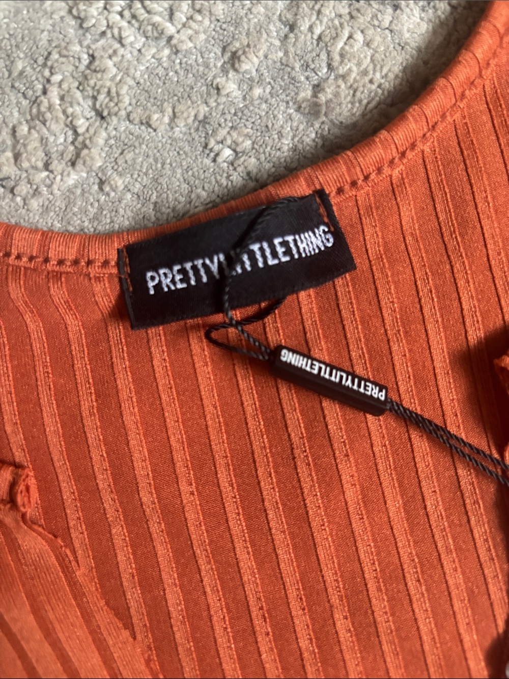 PrettyLittleThing Ribbed V-Neck Crop Top - Rust Orange - Picture 3 of 3